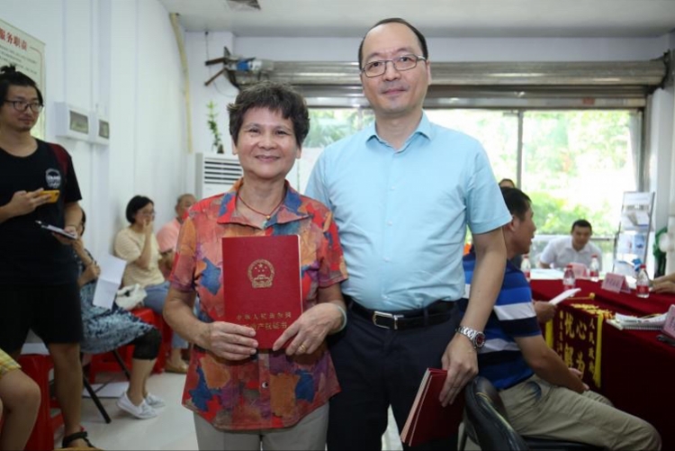 說他們的回遷房被開發(fā)商拿去銀行抵押貸款