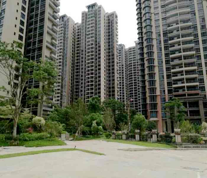 記者還看了龍勝地鐵站一帶的小產權房