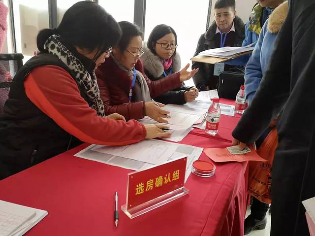 工作人員多次讓群眾確認(rèn)選房信息