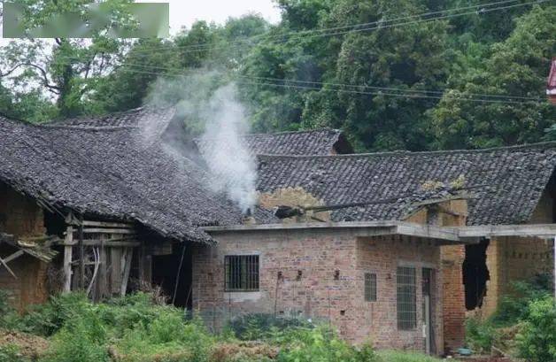 農村有很多老房子都沒人住了
