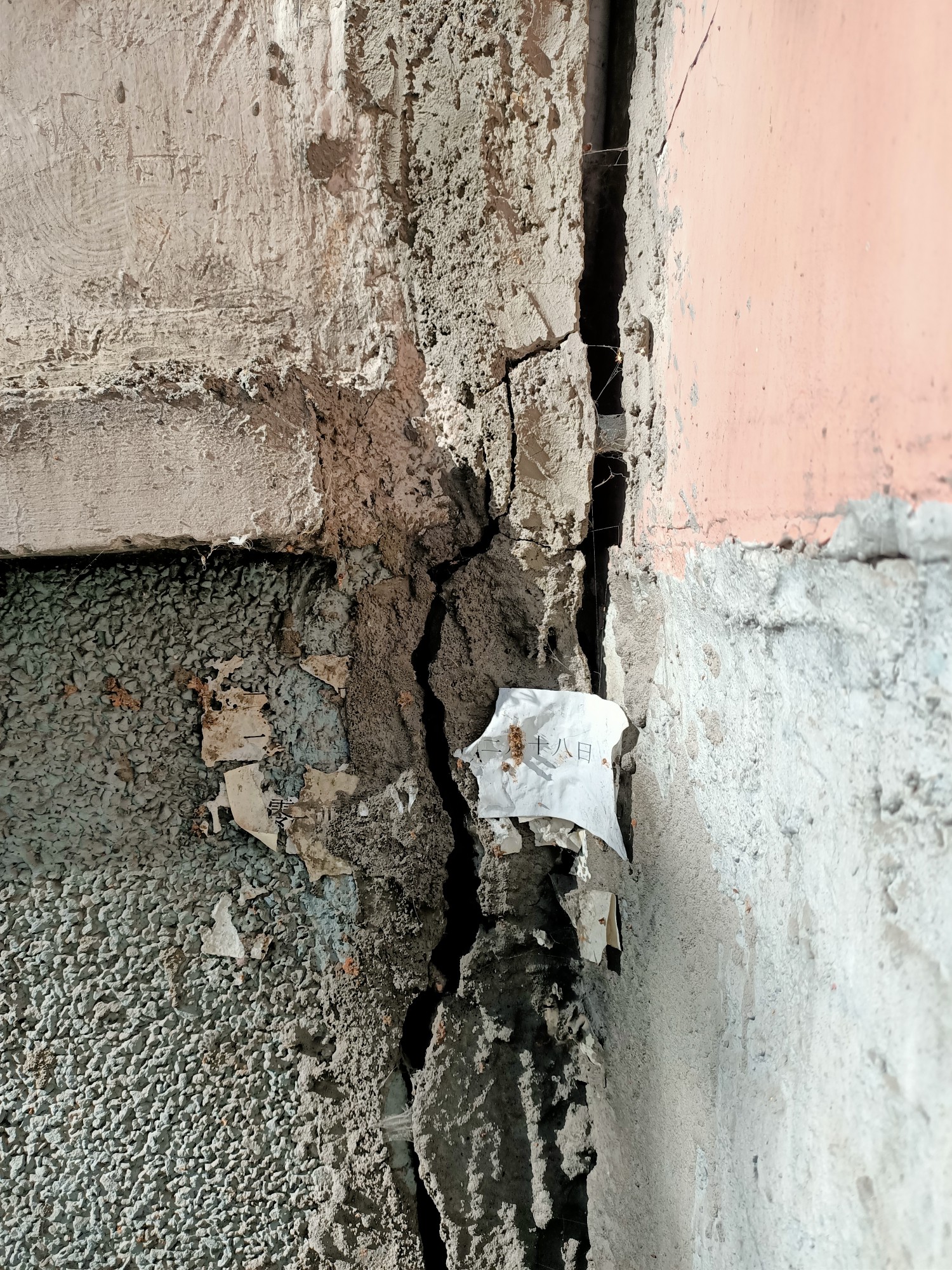 卻發現房屋裂縫的情況越來越嚴重了