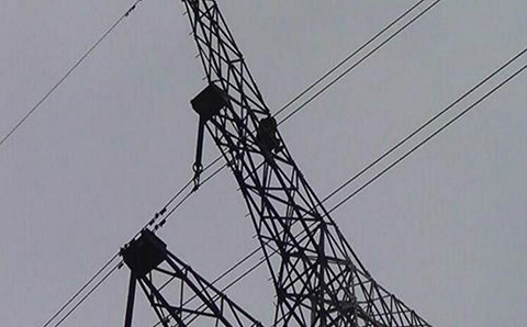 一條即將架設(shè)的高壓線從小區(qū)門前穿過