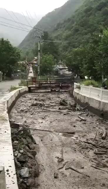 是一個(gè)由多棟六層樓房組成的小產(chǎn)權(quán)房社區(qū)